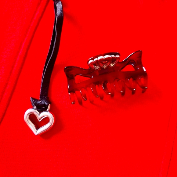 BRIGHTON HAIRCLIP with Hearts and BRIGHTON Heart Charm. - Picture 2 of 7
